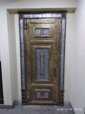 Установка металлических дверей в деревянном доме своими руками